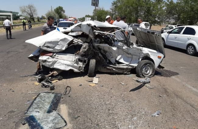 В Узбекистане две легковушки перевернули грузовик: есть пострадавшие — видео