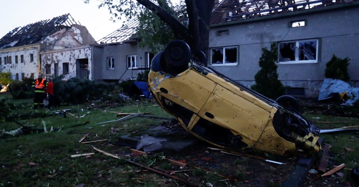 Чехия подверглась удару мощнейшего торнадо: Более трёхсот человек пострадали, есть погибшие — видео