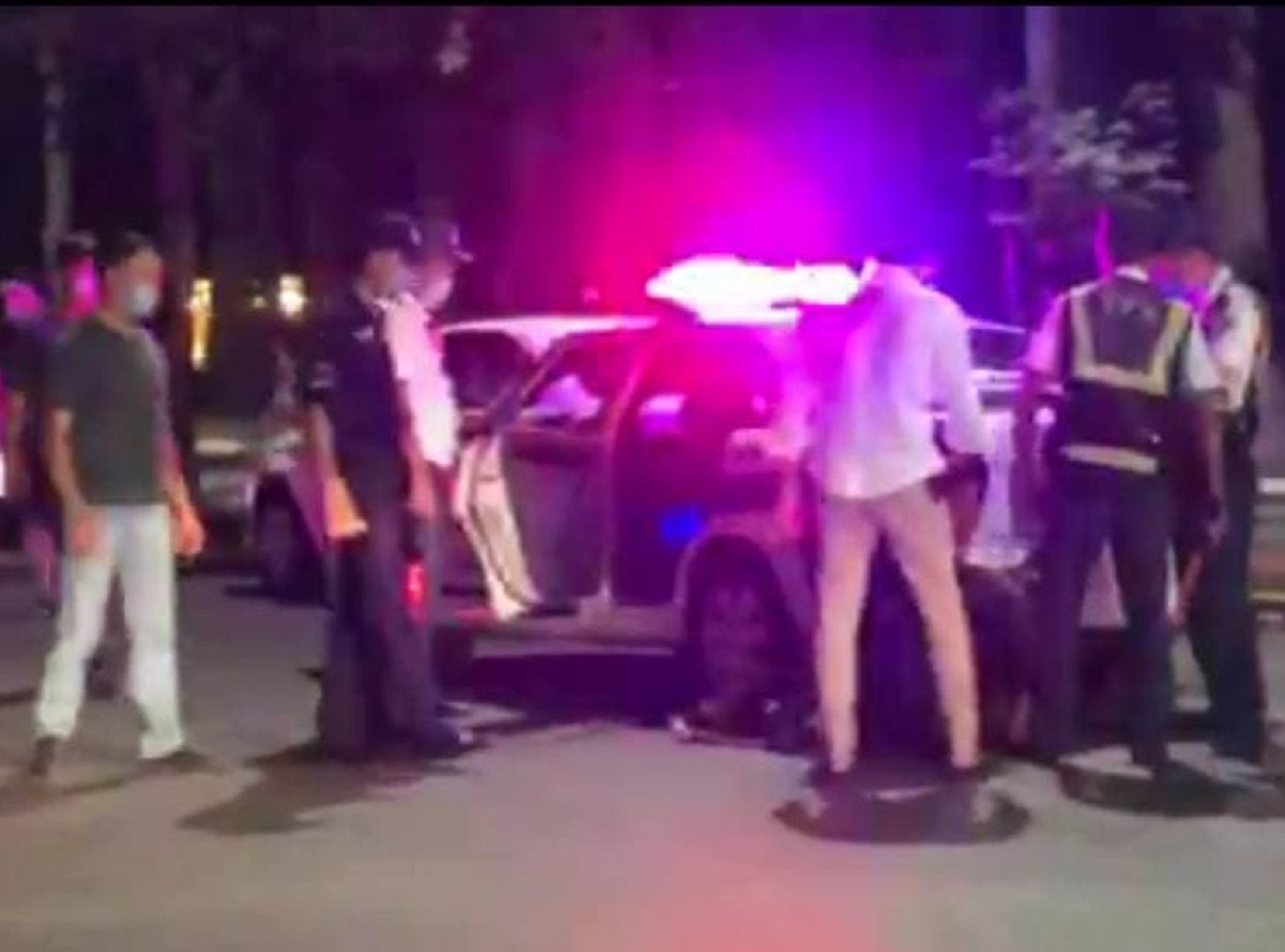 В центре столицы около 10 правоохранителей жестко задержали мужчину — видео