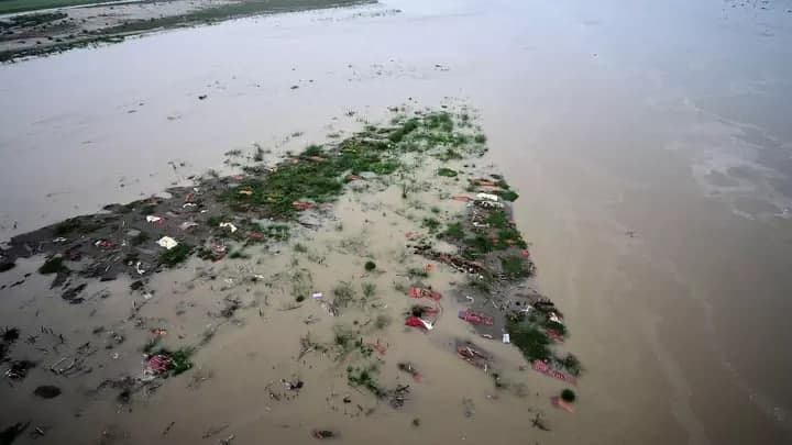 В Индии на берег реки Ганг вынесло десятки тел умерших от коронавируса — видео